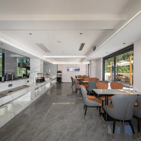 Fushan Hotel (the most popular and convenient oxygen hotel at the scenic area entrance)