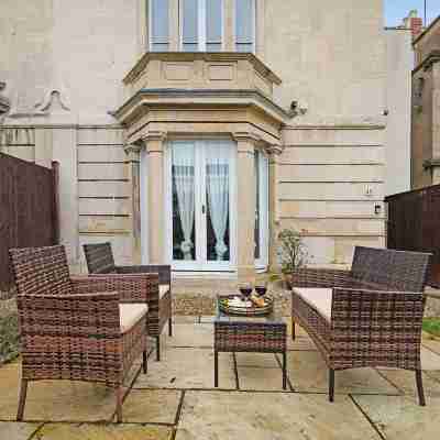 4BD/3Bath/2Car Drive/Garden/Games room/Nr Hospital Hotel Exterior
