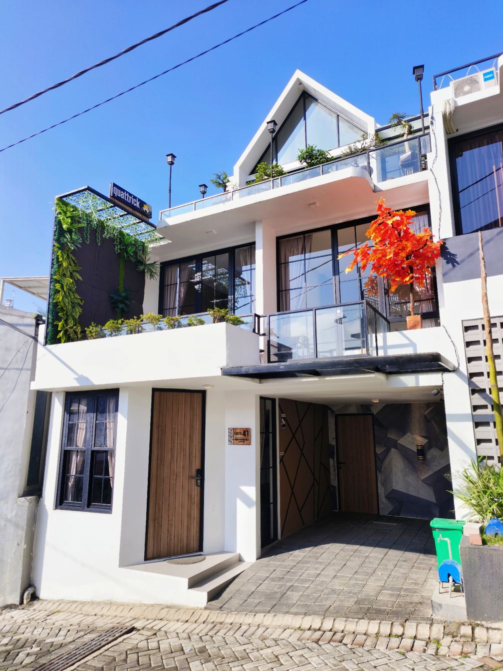 Quattrick Villa Hotels in Batu Sub-District