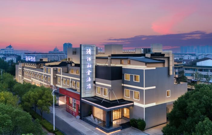 Qingmu Platinum Hotel (Danyang High-Speed Railway Station Wuyue Plaza)