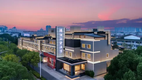 Qingmu Platinum Hotel (Danyang High-Speed Railway Station Wuyue Plaza)