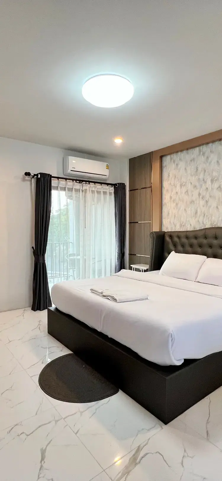 ห้องดีลักซ์ เตียงใหญ่ 1 เตียง