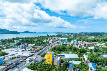 Phuket Five Fortune Holiday Hotel Отели рядом с достопримечательностью «Aussie Divers Phuket»