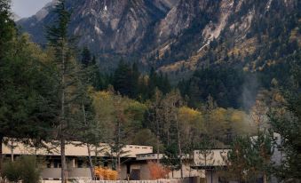 Jiuzhaigou Yangwangxingkong Manor Hotel (Preferred Choice for Overseas Tourists)