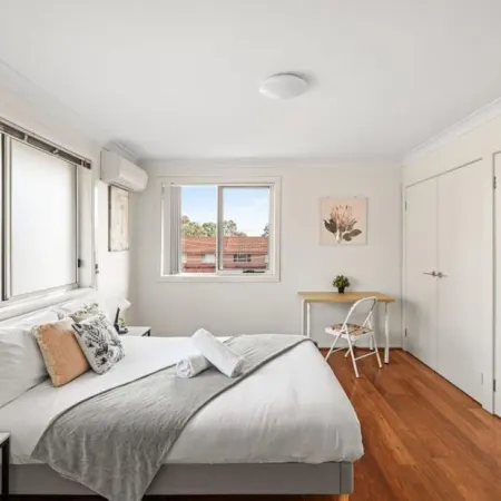 Relaxing Rooms – Walking Distance to Shops & Transport