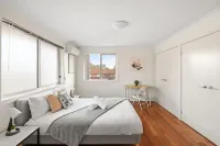 Relaxing Rooms – Walking Distance to Shops & Transport - romantis