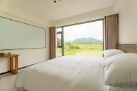 Yaoshan Xu · Natural Qixin | Minimalist Modern Qingning Boutique Stay - en bord de mer
