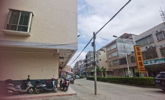 Donghua Business Hotel (Yirong Branch)