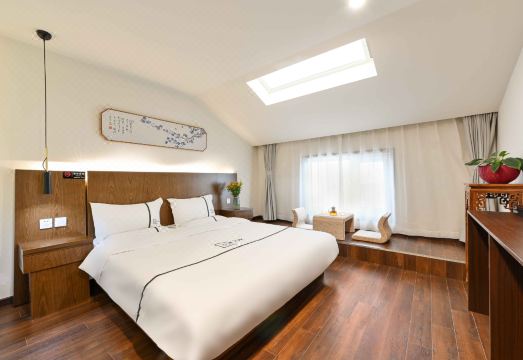 Xingshe Alley Courtyard Hotel