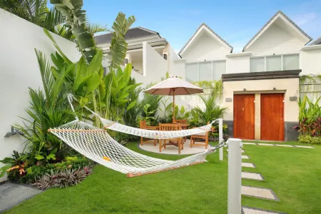 Aeera Villa Canggu by Ini VIE Hospitality Отели рядом с достопримечательностью «Бамбак Парк Виллас»