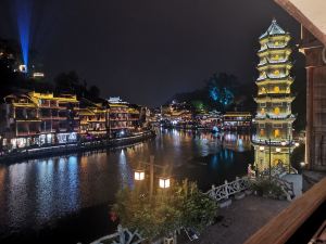 Phoenix Ancient City Lingjiang Muyue Riverside Homestay