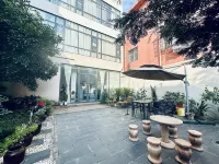 Yinxizhi Courtyard Homestay (Nanyang Normal University) - balcony
