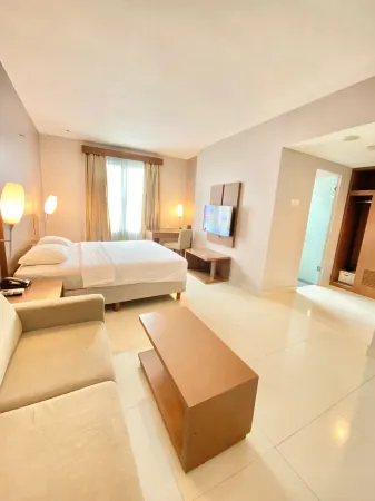 Triniti Hotel Gajah Mada Отели рядом с достопримечательностью «Lion Air Tower»