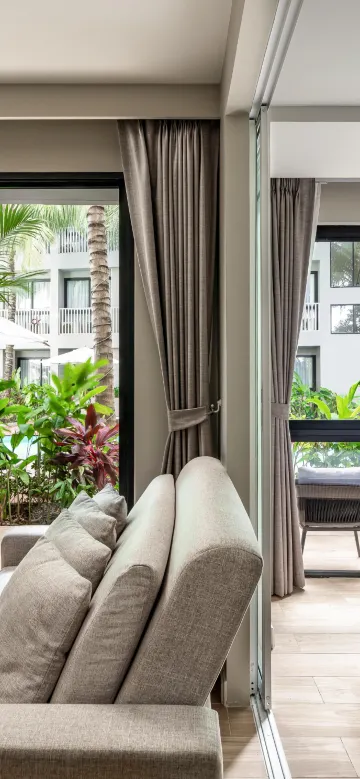 ห้องแกรนด์ดีลักซ์สวีทพร้อมลานระเบียงริมสระว่ายน้ำ