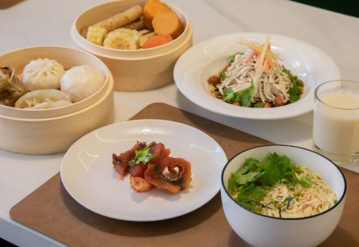 [크리스탈 오렌지 호텔의 깔끔하고 모던한 객실 내부 이미지]