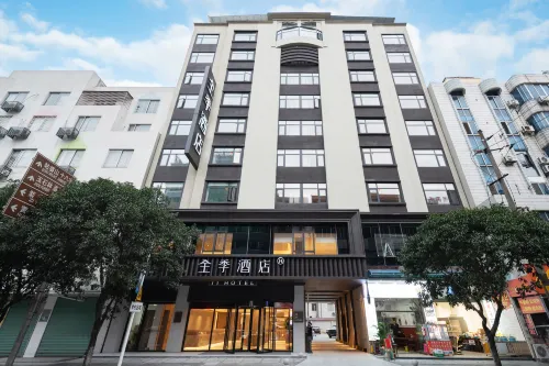 JI Hotel (Hezhou Lingfeng Square) - parking