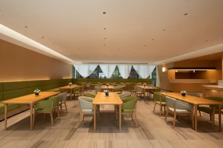 Anshun MADU Jiulongshan Forest Health Resort Hotel Отели рядом с достопримечательностью «Yunfeng Tunpu Scenic Area»