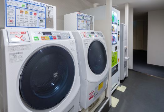 도큐 스테이 오사카 혼마치 내부 사진 - 세탁기 겸 건조기가 구비된 모습