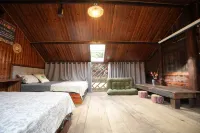 Tujia Diaojiaolou Ancient Village Homestay (Lichuan) - พร้อมระเบียง