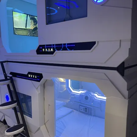 Jianpuke Space Capsule Backpacker Hostel Отели рядом с достопримечательностью «Пляж Victory»