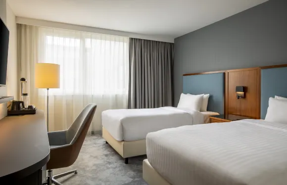 巴黎阿爾克伊萬怡酒店