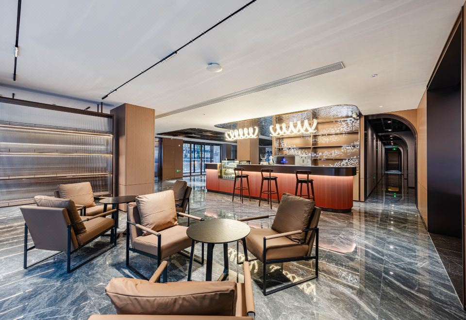 [완자 부티크 호텔의 현대적인 로비 및 서비스 로봇 이미지]