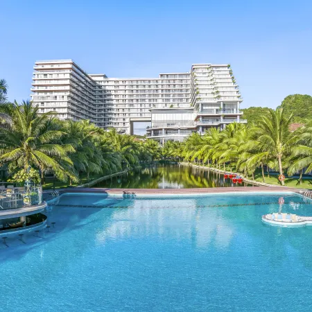 Koi Resort & Residence Da Nang Отели рядом с достопримечательностью «Пляж Нонуок»
