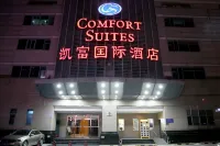 Comfort Suites Hotel dekat Olympic Forest Park