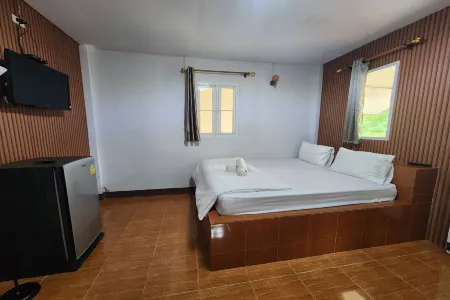 Rung Rueng Resort Отели в г. Chonnabot