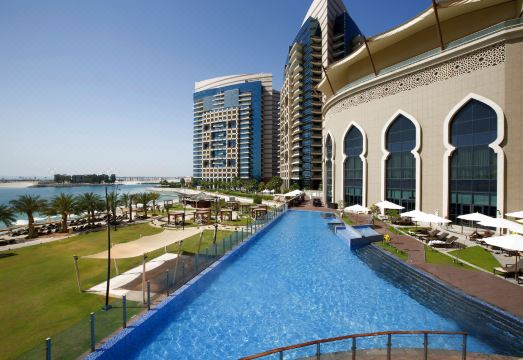 밥 알 카스르 호텔의 화려한 내부 인테리어 이미지