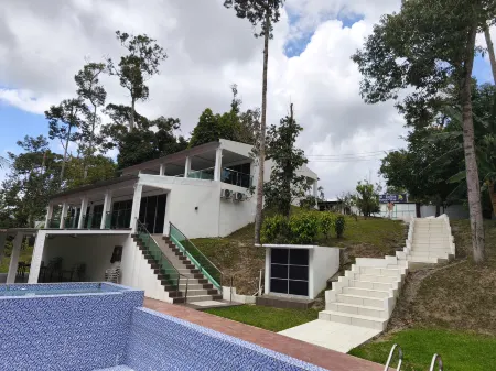 AlSafina Forest Stay Отели рядом с достопримечательностью «Pantai Muara Sungai Kerteh»