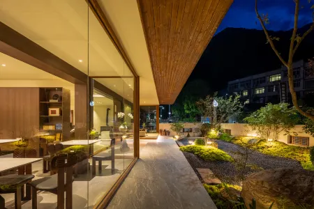 Hailuogou Yunman Warm Resort Hotel Отели рядом с достопримечательностью «Moxi Ancient Town»