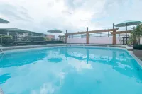 Urban Travellers Hotel by RedDoorz - สระว่ายน้ำบนดาดฟ้า