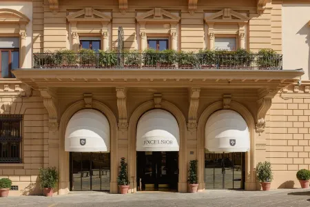The Excelsior, a Luxury Collection Hotel, Florence Отели рядом с достопримечательностью «Chiostro dello Scalzo»
