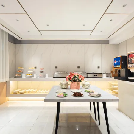 Holiday Inn Golden Hyatt (Yanji Yanbian University Department Store)