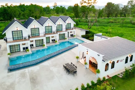 The Autumn Creek Chiangrai Отели рядом с достопримечательностью «Белый храм Ват Ронг Кхун»