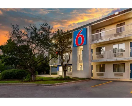 Motel 6 Rolling Meadows, IL - Chicago Northwest Hotels in Rolling Meadows