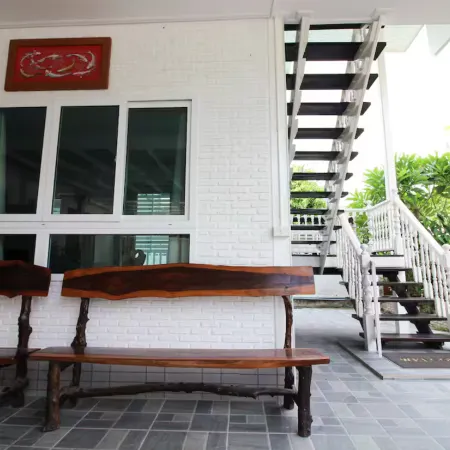 Charming White Wooden Home Stay Отели рядом с достопримечательностью «Ват Пхра Махатхат»