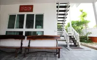Charming White Wooden Home Stay - 小旅館
