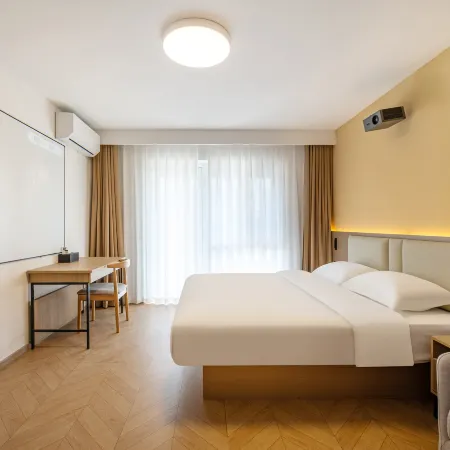 Haiyun Yueting Hotel (Qingdao North Station Cang'an Road Subway Station)