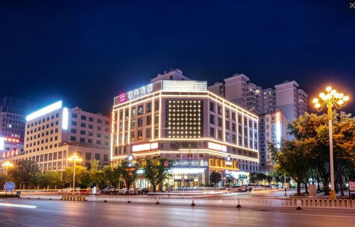 Echarm Hotel (Xingyi DCF Jushan Square)