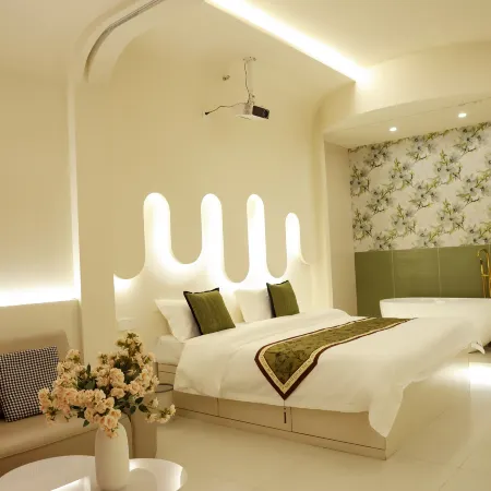 Yueshanju Homestay (Baicheng Railway Station Fortune Plaza)