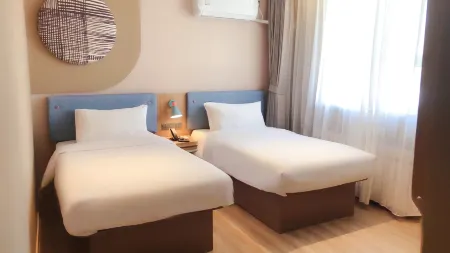 Home Inn (Changchun People's Square Jilin University Chaoyang Campus Store ) Отели рядом с достопримечательностью «Jinlin University (Chaoyang Campus)»