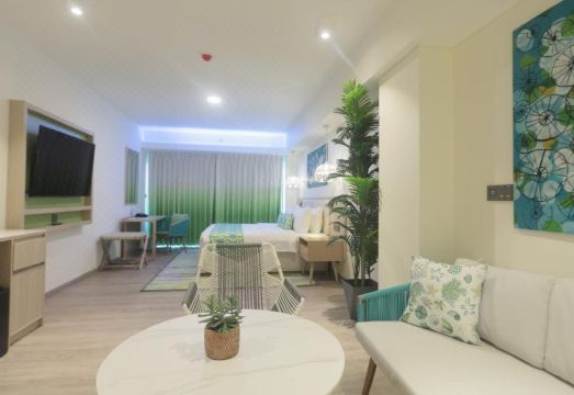 라임 리조트 엘니도의 인피니티 수영장과 일몰