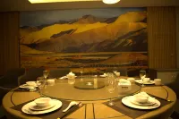 Grand Hotel Pamir, Krakow Hotel di Artux