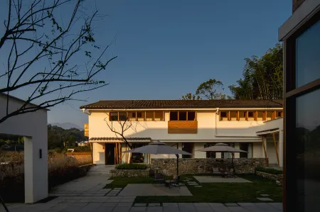 Fangtang Qingshantai Homestay Отели рядом с достопримечательностью «Bailu Limestone Cave Wonder Peak»