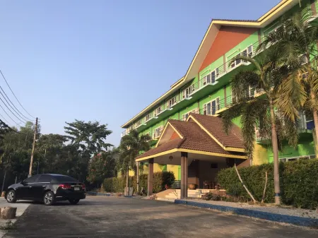 Saensukkho Green Hotel & Resort Отели в г. Wiang Chai