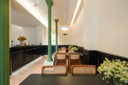 Tanjiu Hotel (Zhanggongqiao Food Street, Leshan Giant Buddha Scenic Area Branch) Отели рядом с достопримечательностью «CPC Leshan Committee Party School»