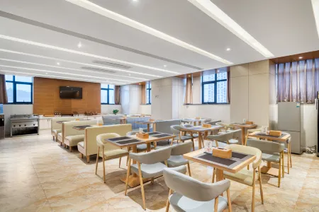 Yanqi Art Hotel (Yichun High-speed Railway Station People's Government Branch) Отели рядом с достопримечательностью «Yichun University (Huamei Road)»