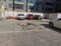 7Days Inn Hotel (Qujing Luliang Totem Center North Gate Street) - parking